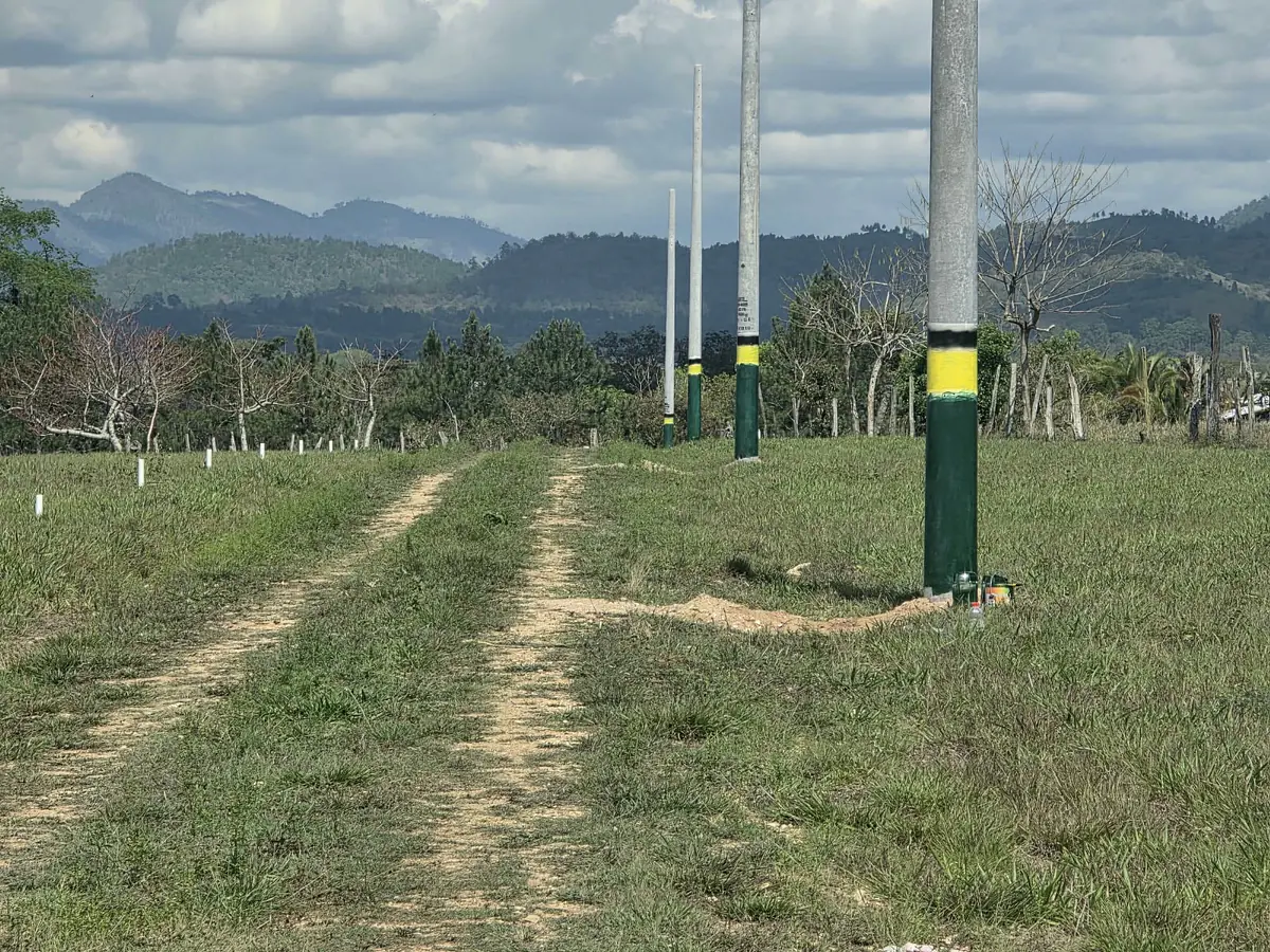Camino del proyecto con los postes de energía ya instalados